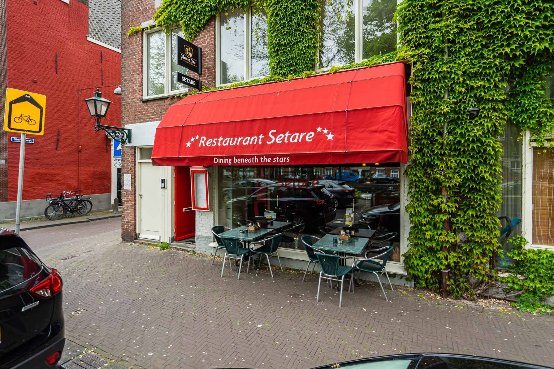 Restaurant aan de gracht in het centrum van Den Haag