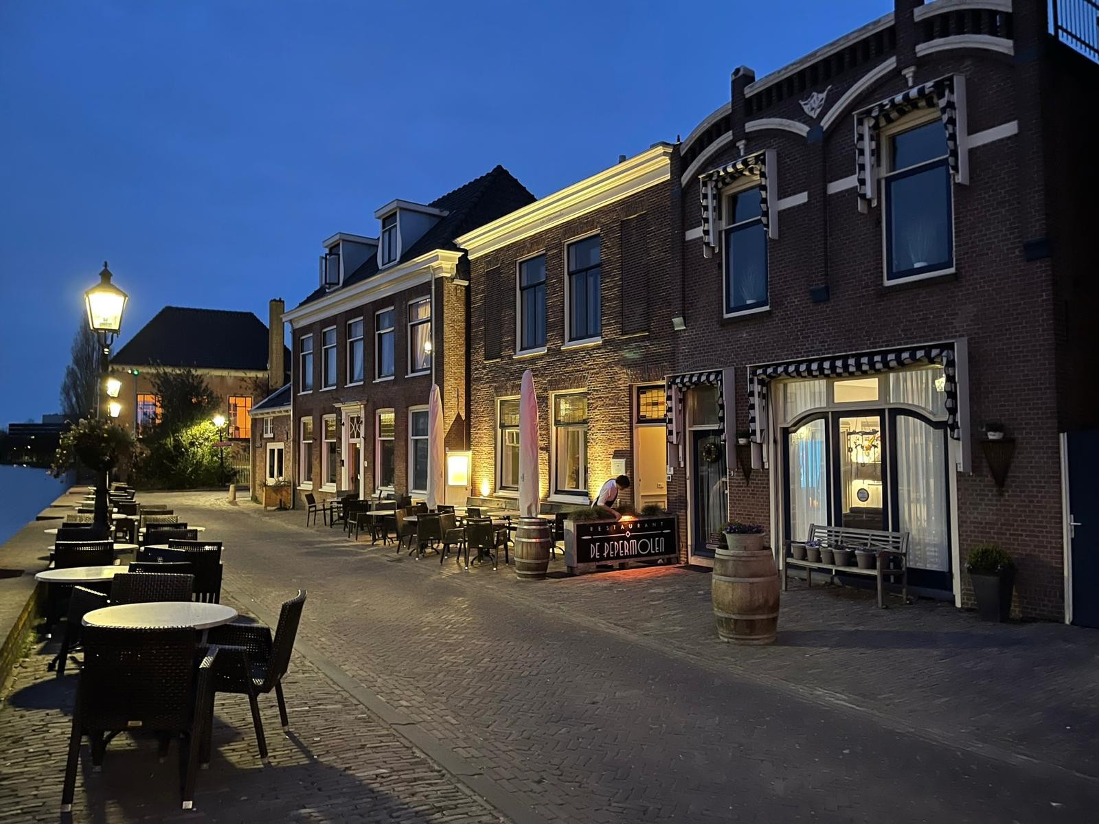 NOG VOOR HET SEIZOEN EEN RESTAURANT OPENEN AAN DE SLUIS IN LEIDSCHENDAM?