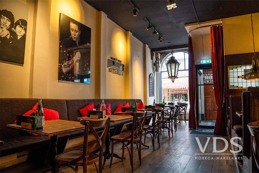 Restaurant met grote binnentuin