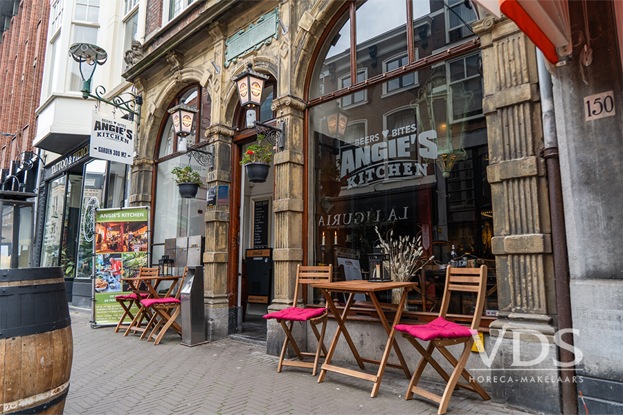 Restaurant met grote binnentuin