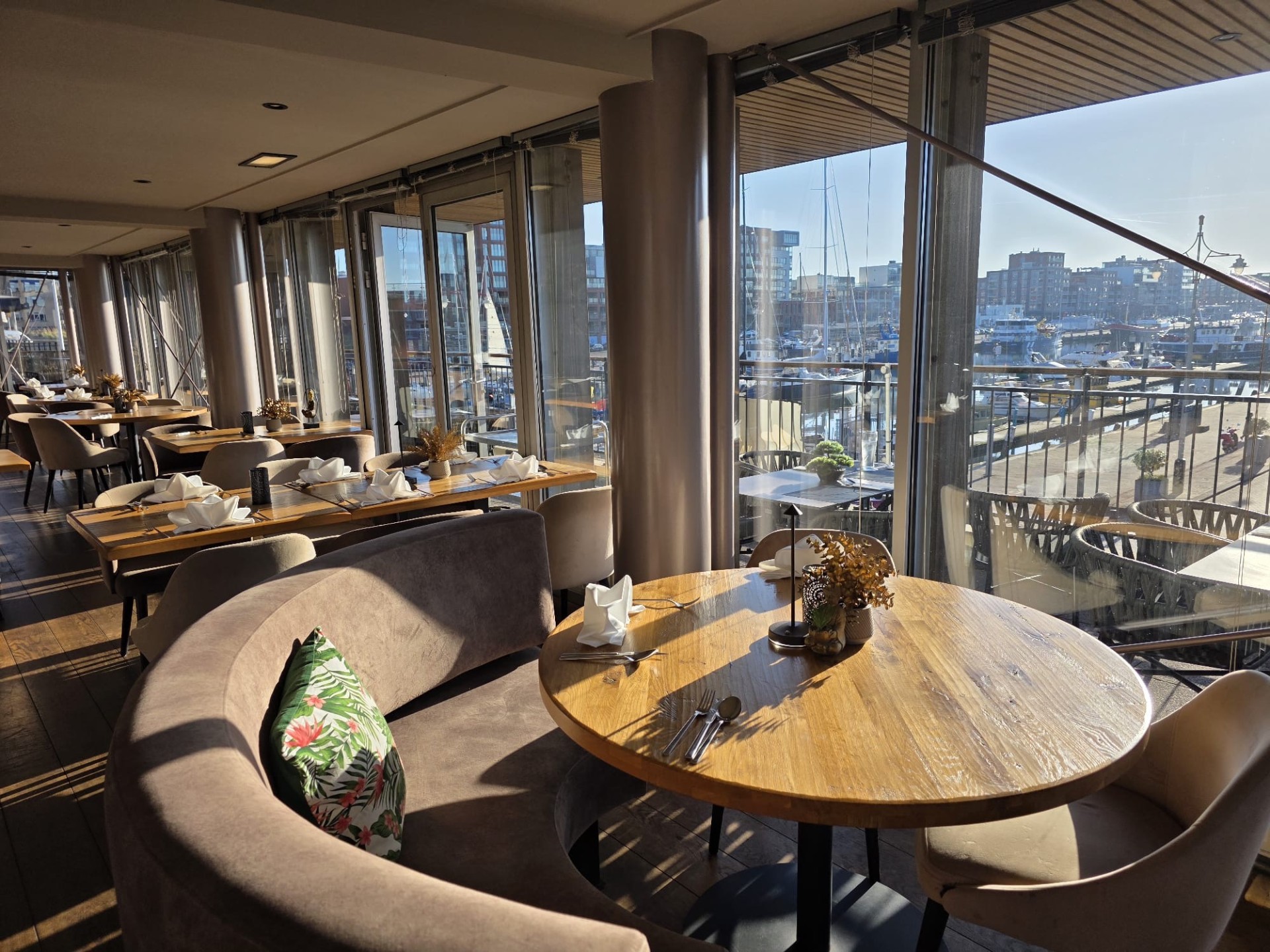 Restaurant met geweldig uitzicht over de haven van Scheveningen
