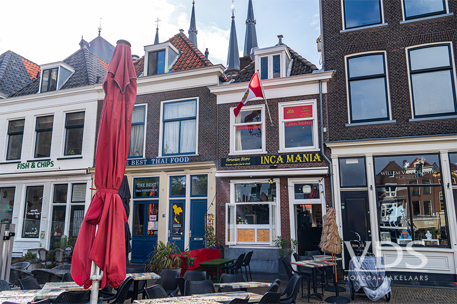 Toplocatie aan de Grote Markt Delft – groot terras & verkoopluik