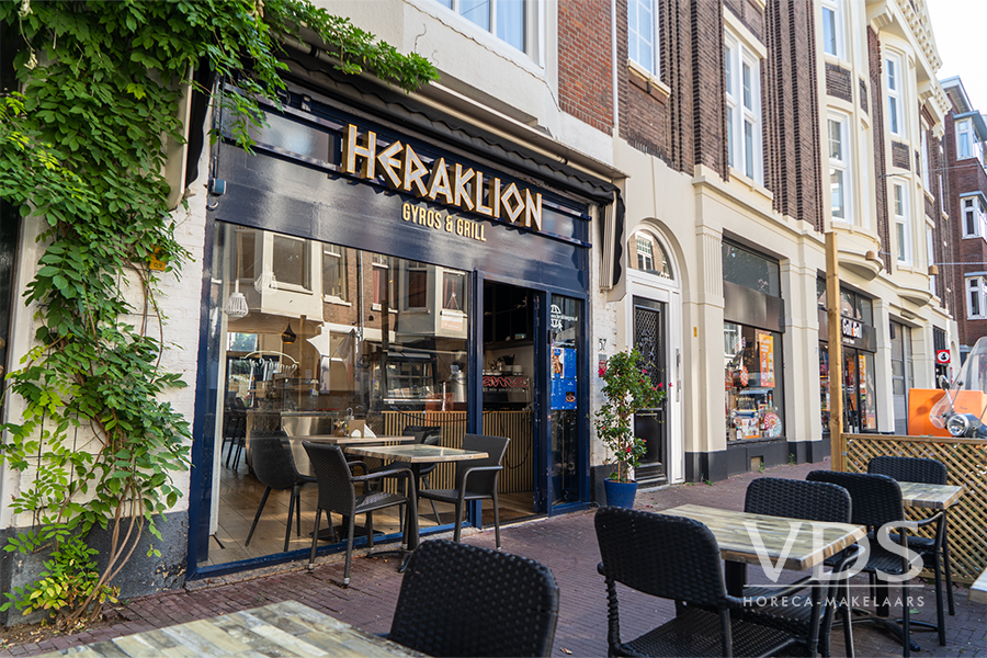 Sfeervolle Griekse gyros- & grillzaak met terras in de Reinkenstraat — Den Haag