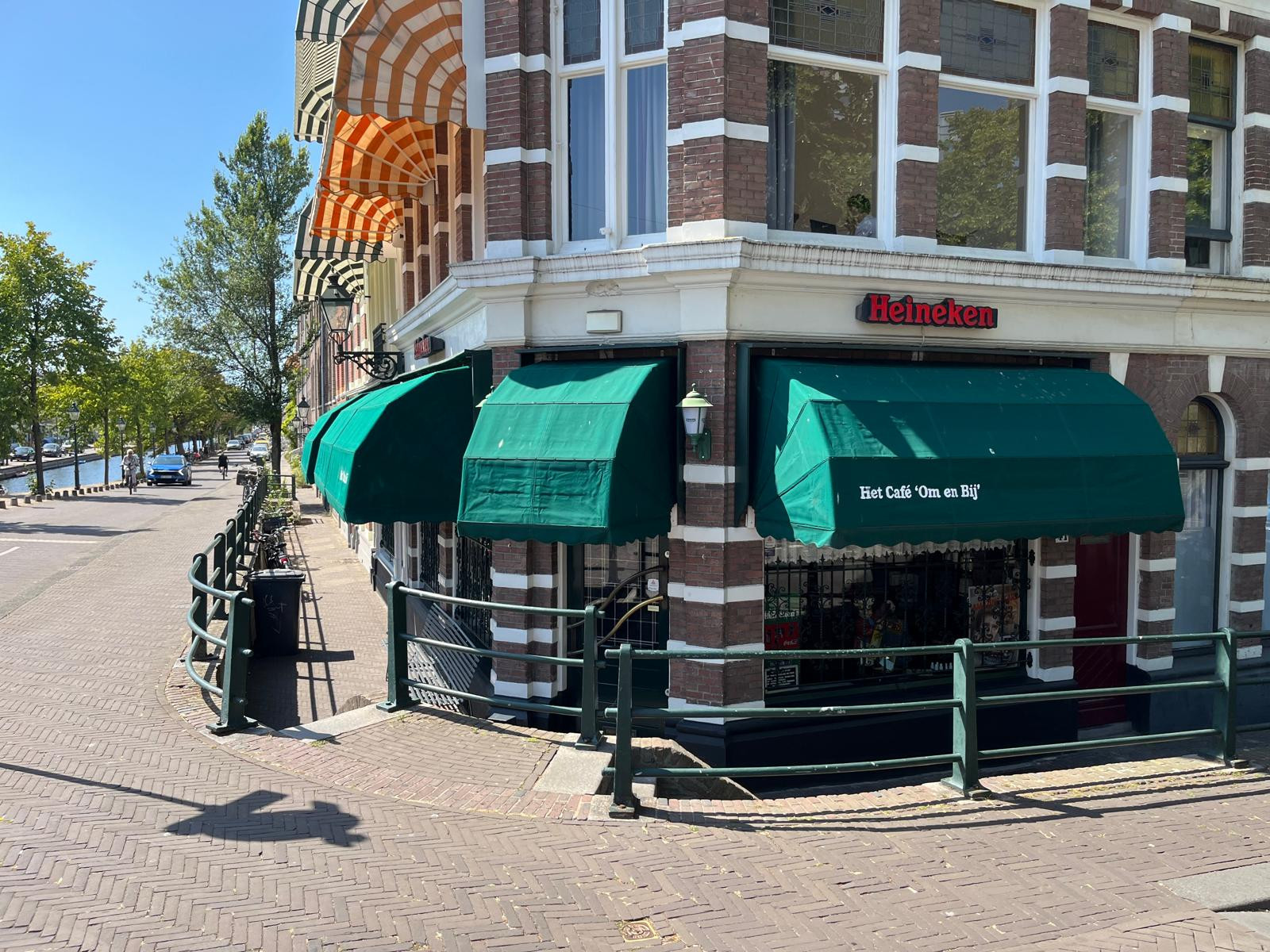 Compleet ingerichte buurtcafé 