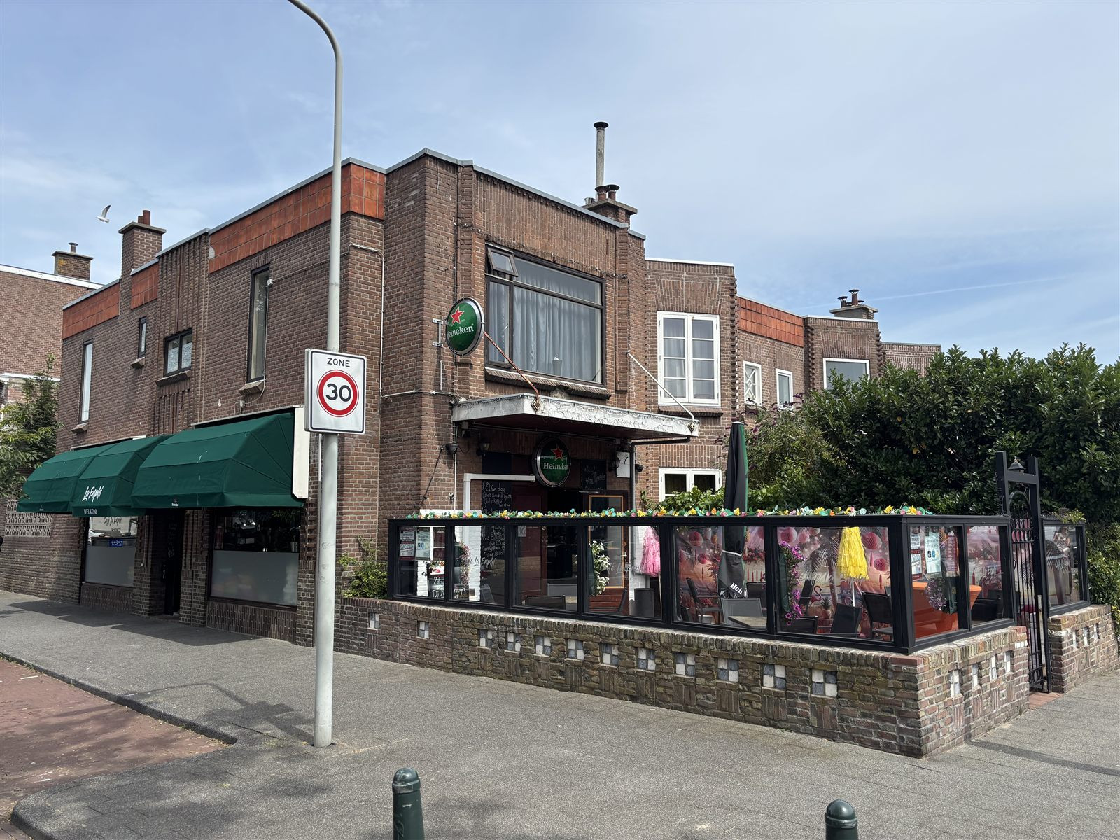 Café met terras en bovenwoning in Den Haag 