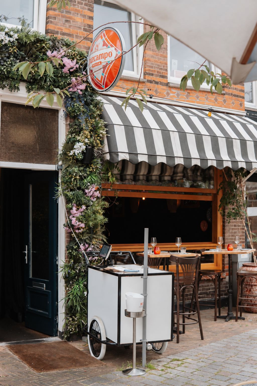 Instapklare wine bar met zonnig terras in het Statenkwartier 