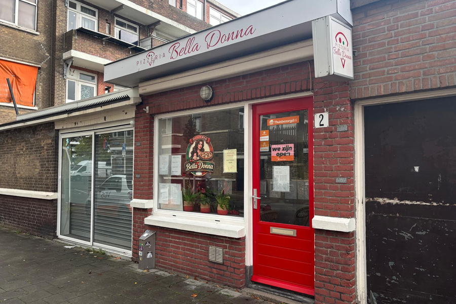 Te koop: bedrijfsruimte met horecafunctie in de Haagse wijk Moerwijk, nu in gebruik als pizzeria en Italiaans afhaalrestaurant.
